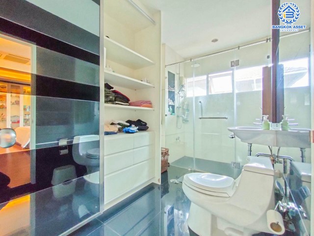 *****บ้านเดี่ยวมือสองย่านกรุงเทพฯ ม.เอ็นริช พาร์ค กาญจนาภิเษก หลังมุม เนื้อที่กว้างเกือบ 263 ตร.ว. ฟังก์ชัน 3 ห้องนอน 4 ห้องน้ำ ที่จอดรถ 4 คัน บ้านหลังใหญ่ ตกแต่งพร้อมอยู่ พื้นที่รอบบ้านกว้างขวาง โครงการอยู่ติดถนนกาญจนาภิเษก เดินทางสะดวกด้วยรถไฟฟฟ้าสายสีน้ำเงิน "สถานีหลักสอง" จองเลย!